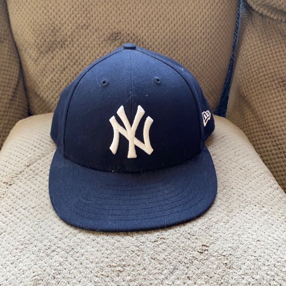 YANKEES HAT 7 1/4 NEW ERA LIKE NEW